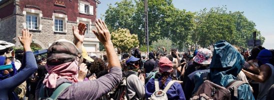 Dalla terra e dal mare, diecimila persone, trattori e barche manifestano e bloccano massicciamente il porto industriale di La Pallice