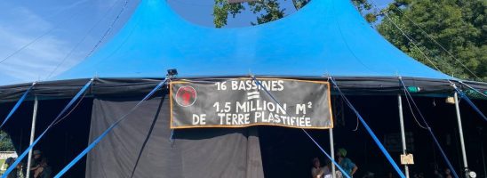 Francia – “Stop méga-bassines”, in migliaia al Village de l’Eau contro i mega-bacini e in difesa dell’acqua