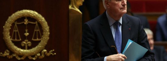 La brutta fine del regno di Macron: l’Assemblea Nazionale lo sfiducia facendo cadere Barnier